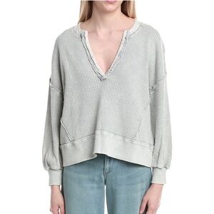 Elegant Light Gray V-Neck Sweater